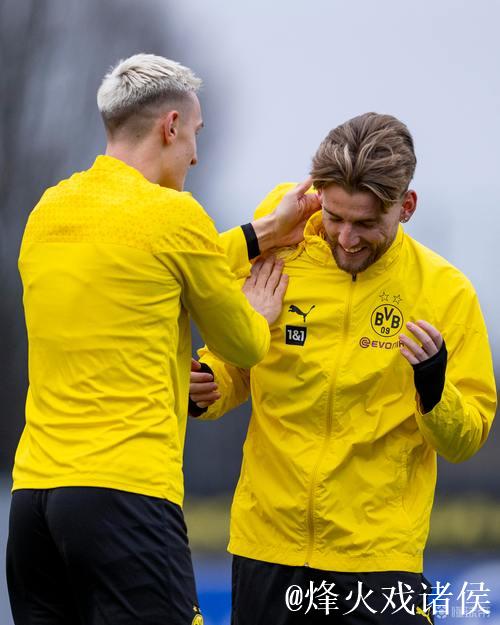 图片报:罗伊斯与施洛特贝克共进晚餐,向后者展示留队的好处 图片报:罗伊斯与施洛特贝克共进晚餐,向后者展示留队的好处