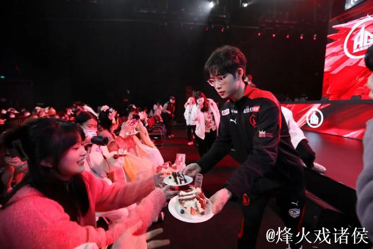 Fly:TE溯怀沙好像久诚啊;久诚:把你三角洲的号给我玩玩! Fly:TE溯怀沙好像久诚啊;久诚:把你三角洲的号给我玩玩!